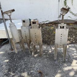 Boat lift pivoting chock bracket