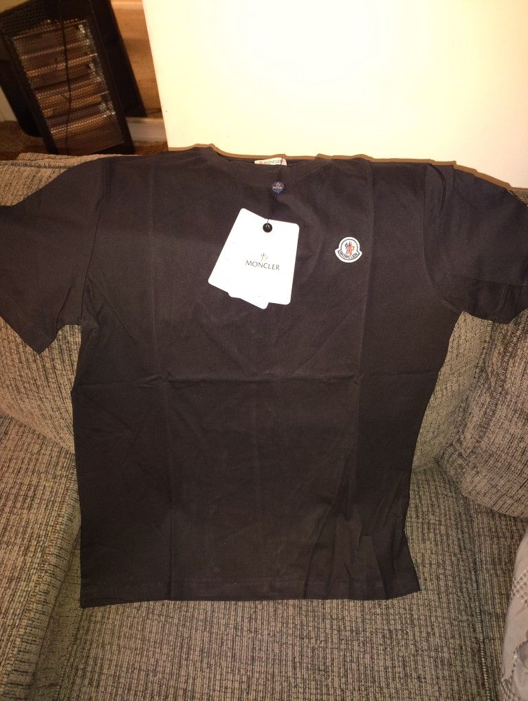 Authentic Moncler Tshirt (L)