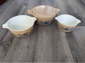 🌟 Vintage Pyrex Homestead Cinderella Casserole & Mixing Bowl Set (3 Pieces) 🌟Add a touch of warm, mid-century charm to your kitchen with this beauti