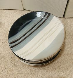 Home trends plate , microwave and dishwasher safe