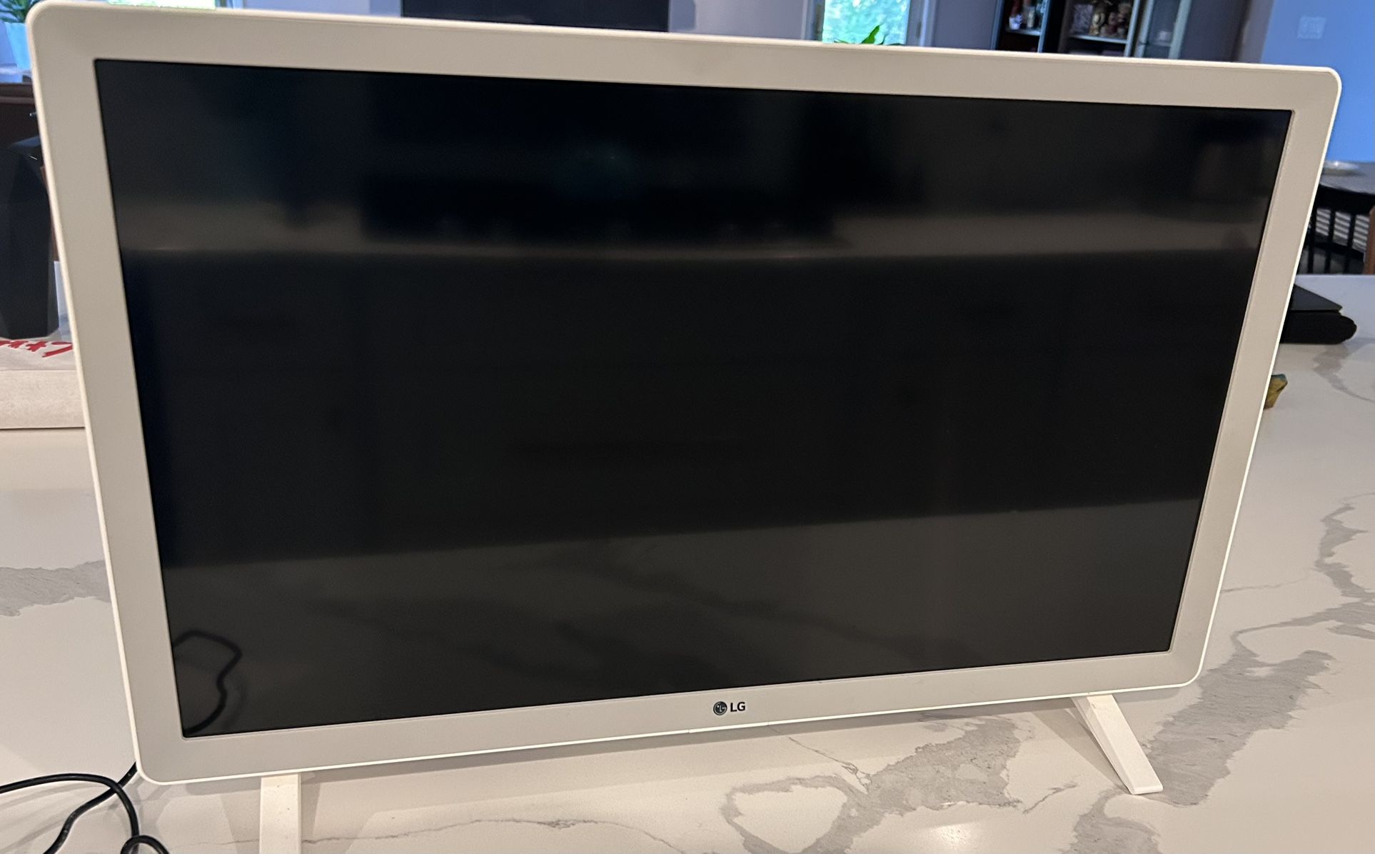 24inch Flat Screen TV With Remote 
