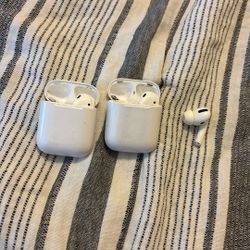 2 Generation One iPod And Case Then A Loose Newer No Case