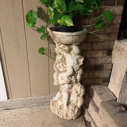  Ángel Statue With The Plant 