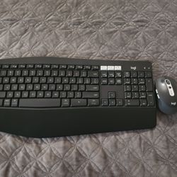 Logitech K850: Wireless Keyboard And Mouse