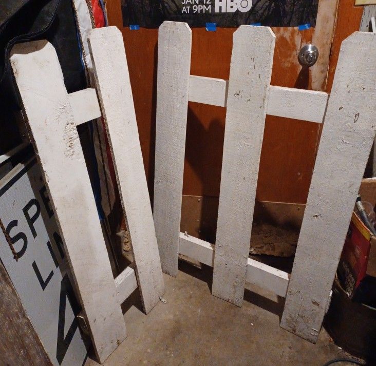White Pickit Fence Decor