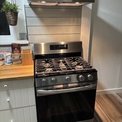 Like New 5.8 cu ft. Smart Wi-Fi Enabled Gas Range with EasyClean