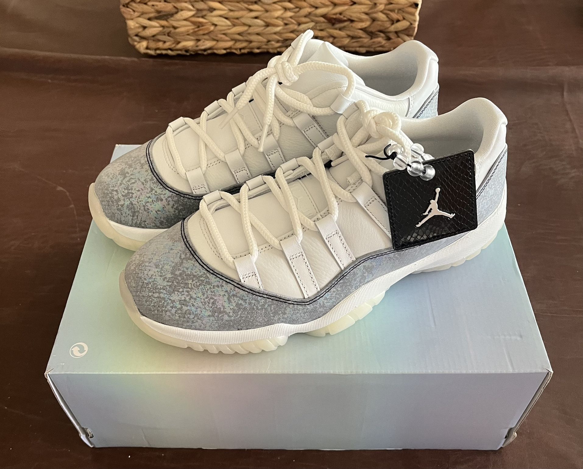 Jordan 11 Low “Snake”