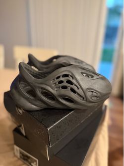 Kids Yeezy foam runner