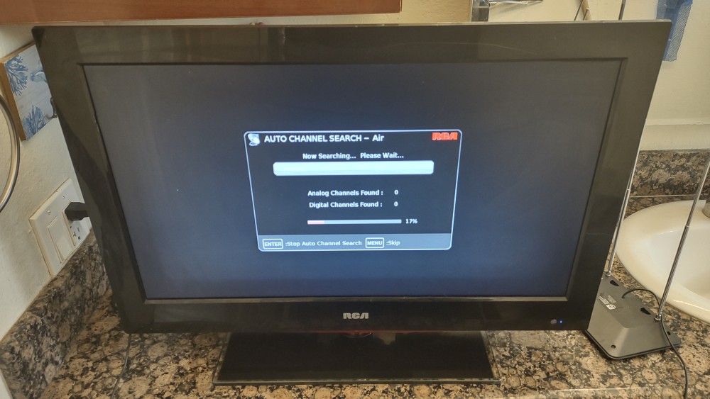 RCA 26LA30RQD 26 Inch 720p 60hz HDTV LCD TV DVD Combo (No remote)