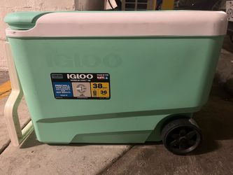 IGLOO Ice Chest with wheels