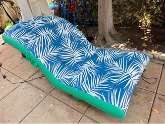 Inflatable Pool Float Lounge – Great Condition