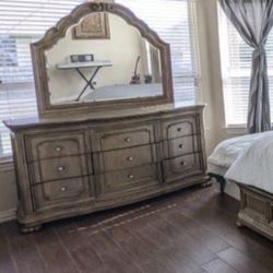 Dresser With Mirror