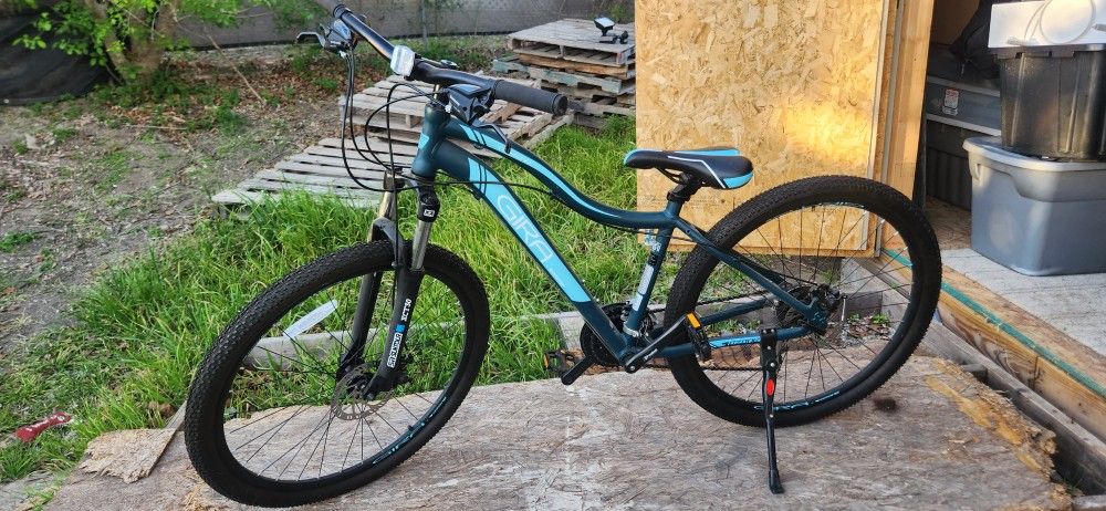 Ozone 500 Women's Gira Terreno 27.5 in 24-Speed Mountain Bike