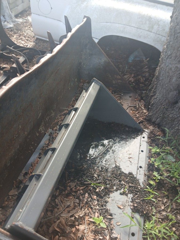 Mini Dkid Steer ucket