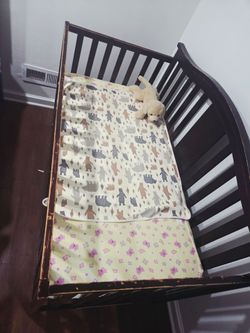 Toddler Crib with mattress and sheets- Graco