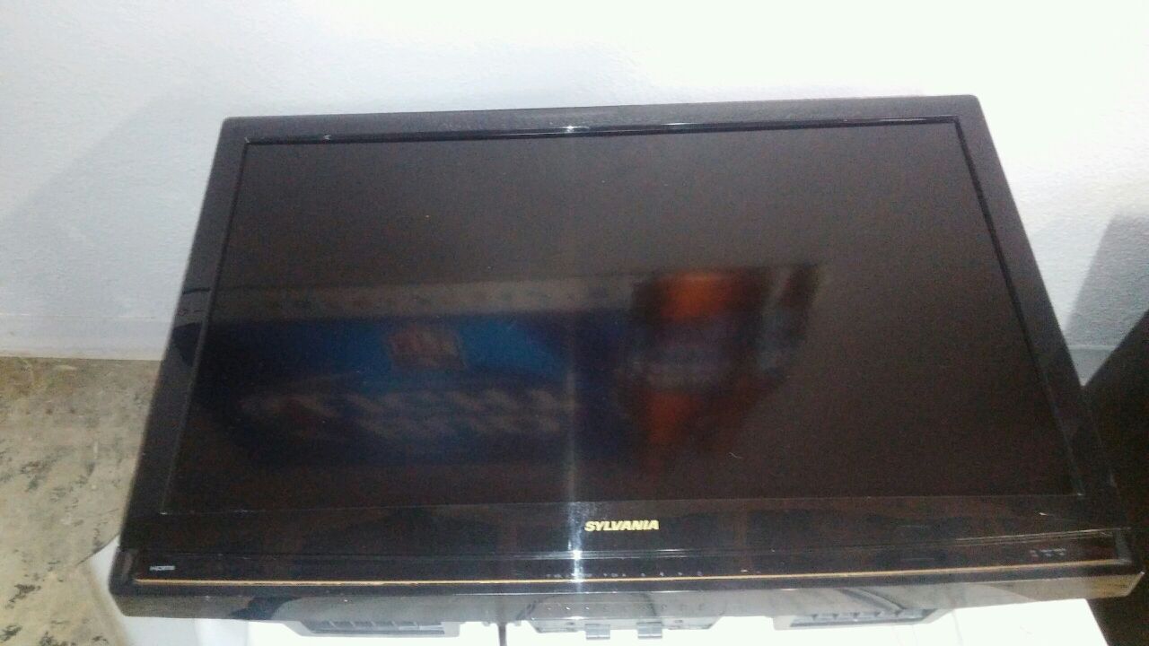 36" INCH SYLVANIA LCD FLAT SCREEN TV WITH BUILT IN DVD NICE $80