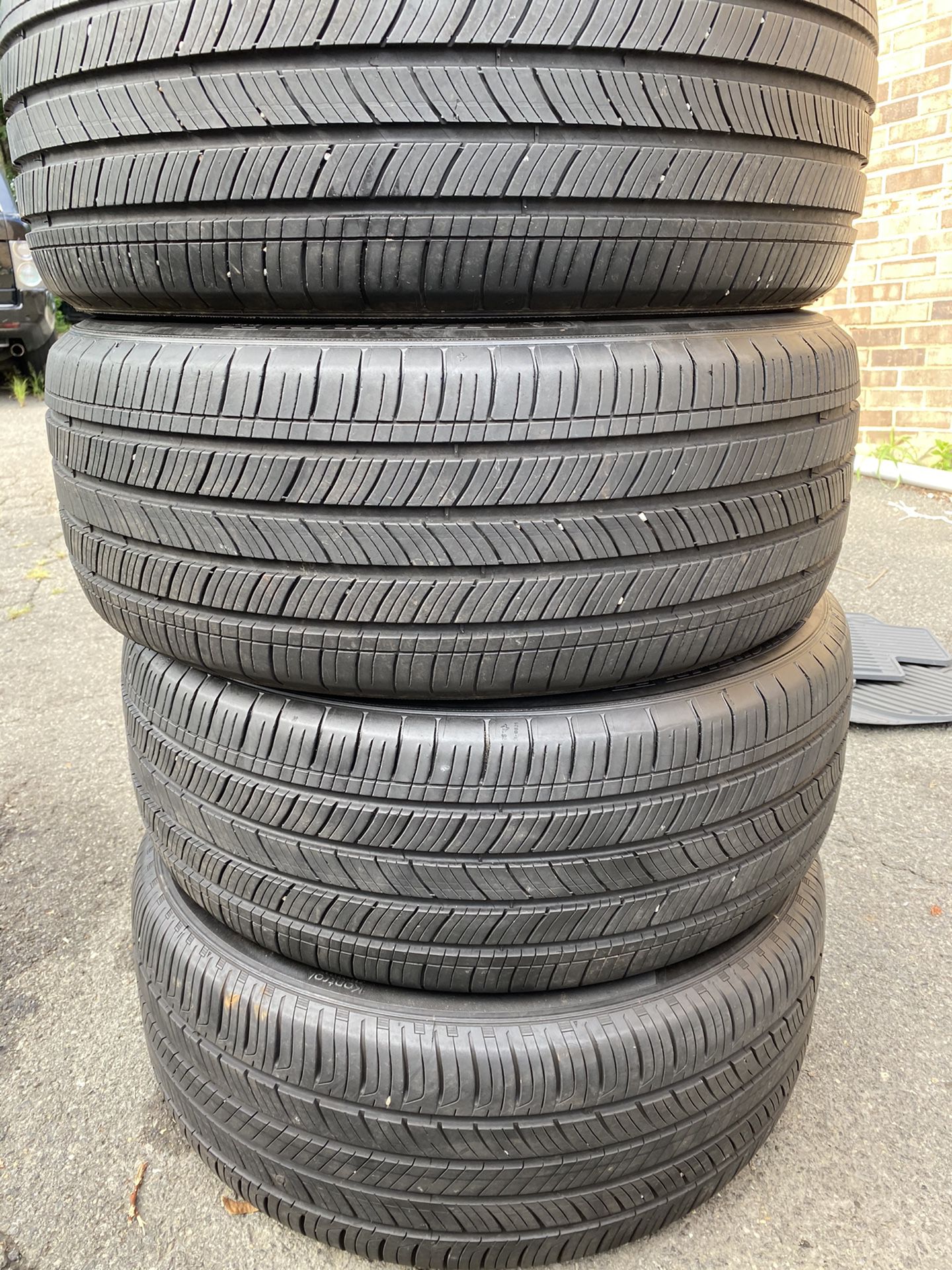 Set 4 usted tire 225/50R17 three Michelin and one HANKOOK TWO USED TIRE HAVE THREE PATCH SET 4 used tire $150