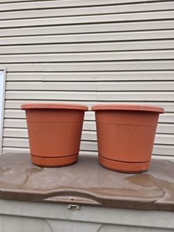 1  Xlarge clay plastic planter $.7
