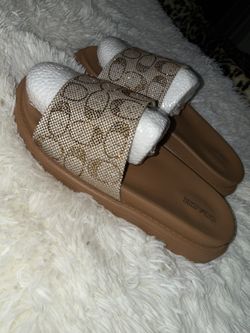 Womenβs Slides
