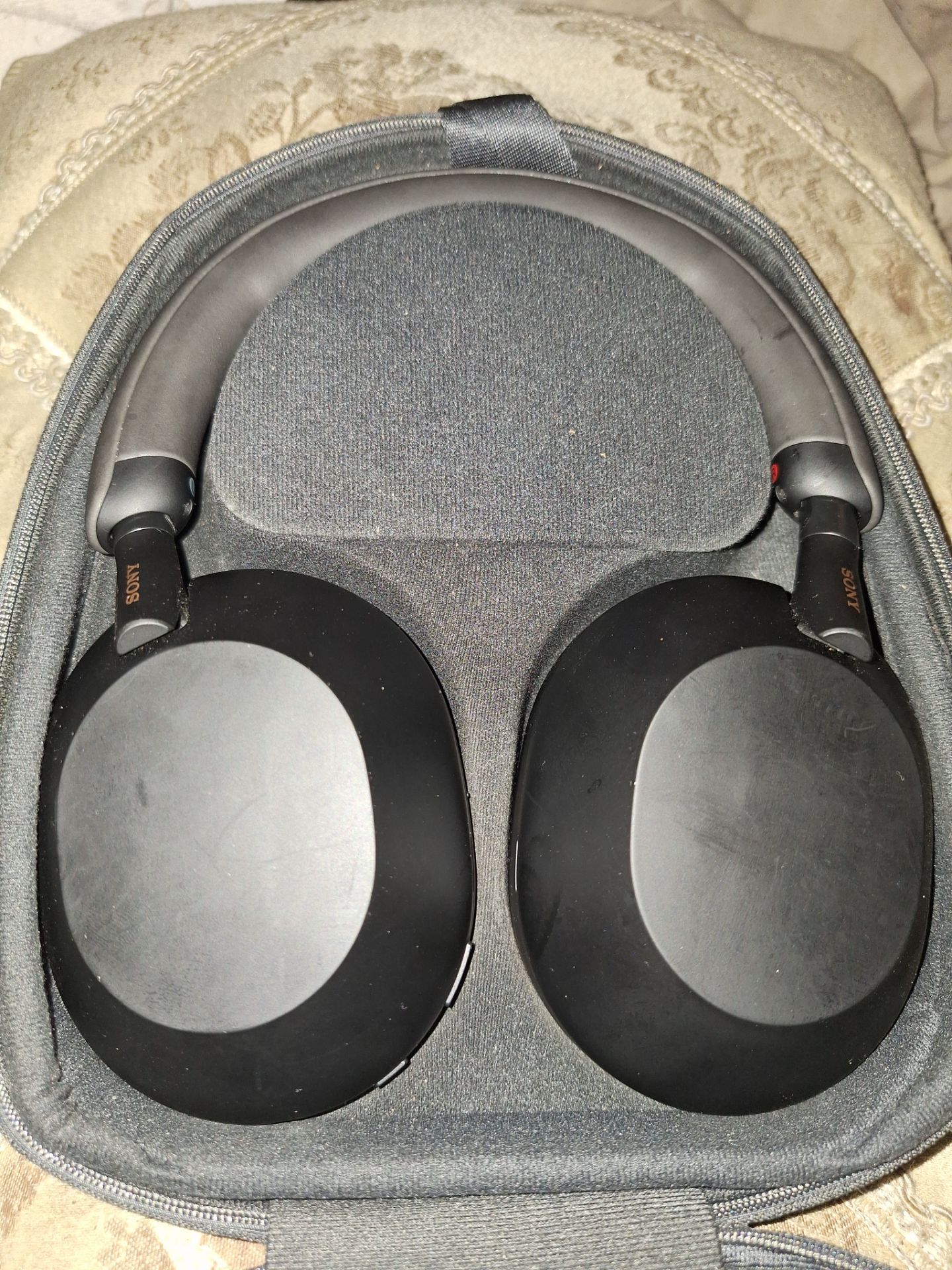 Sony xm5 headphones