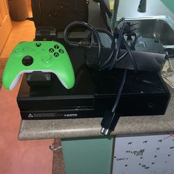 Xbox One Brand New Controller w/ Recharging Battery Station w/ Brand New Green Wireless Controller