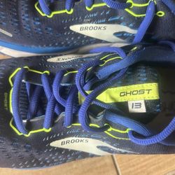 The Brooks Men's Ghost 13 Size 11  is a neutral running shoe that has a plush upper with Air Mesh for a breathable and cool ride. It has added DNA Lof