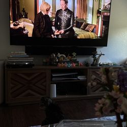 Samsung 75” Q90 QLED 4K Smart TV – Great Condition (Wall-Mount Only) SOUND BAR NOT INCLUDED