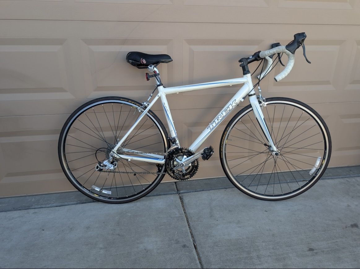 700x25c. TREK UNISEX ROAD RACING BIKE. (19.5"). ALUMINUM & CARBON. FRESHLY TUNE UP. ๐๐ผ