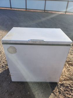 White White-Westinghouse chest freezer has a metal exterior and a plastic-lined interior. This appliance is a top-loading food freezer with a single s