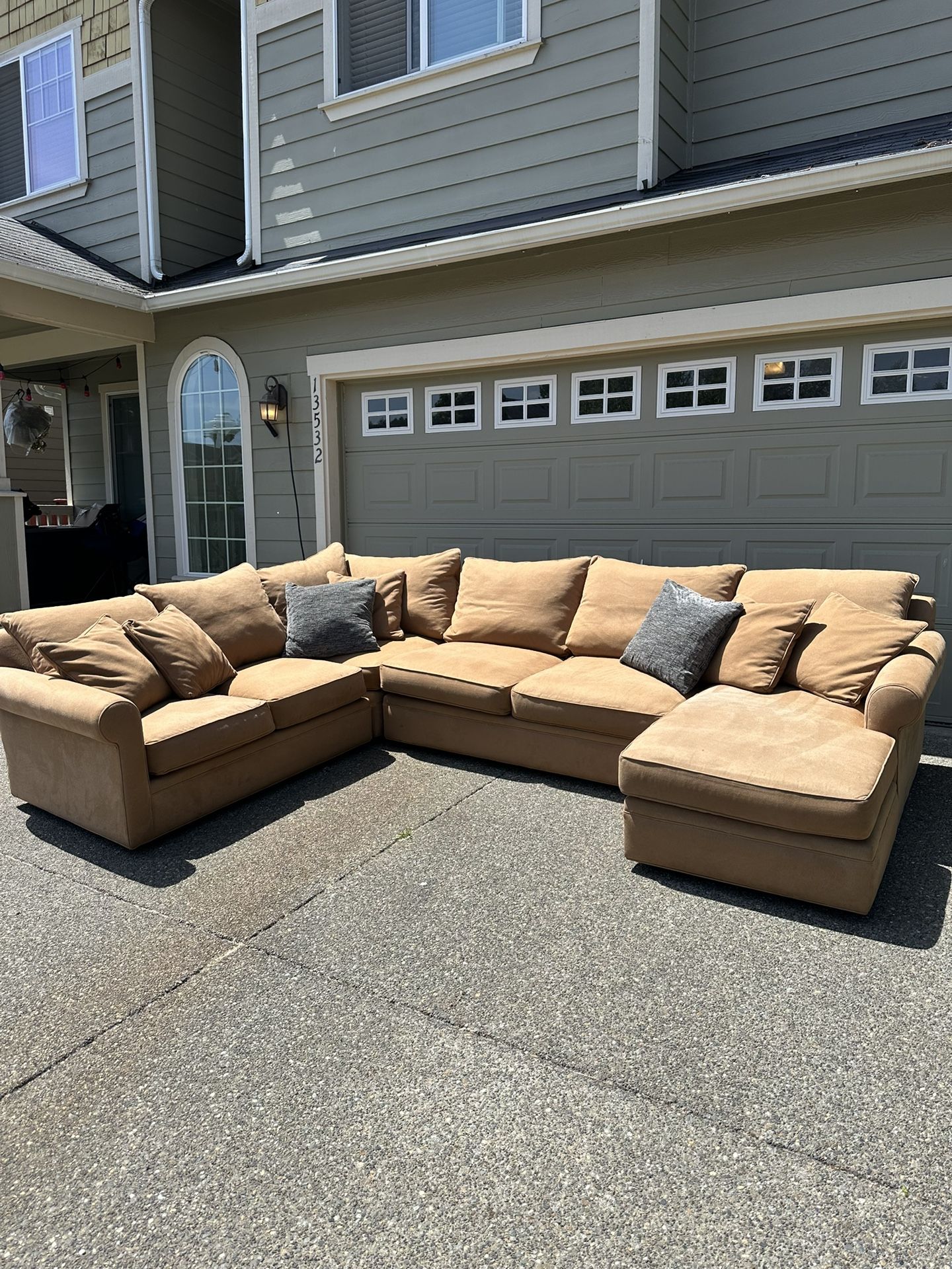 (FREE DELIVERY!) Large Sectional Couch