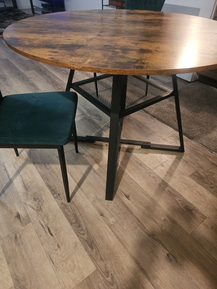 Dining Table / 2 Chairs