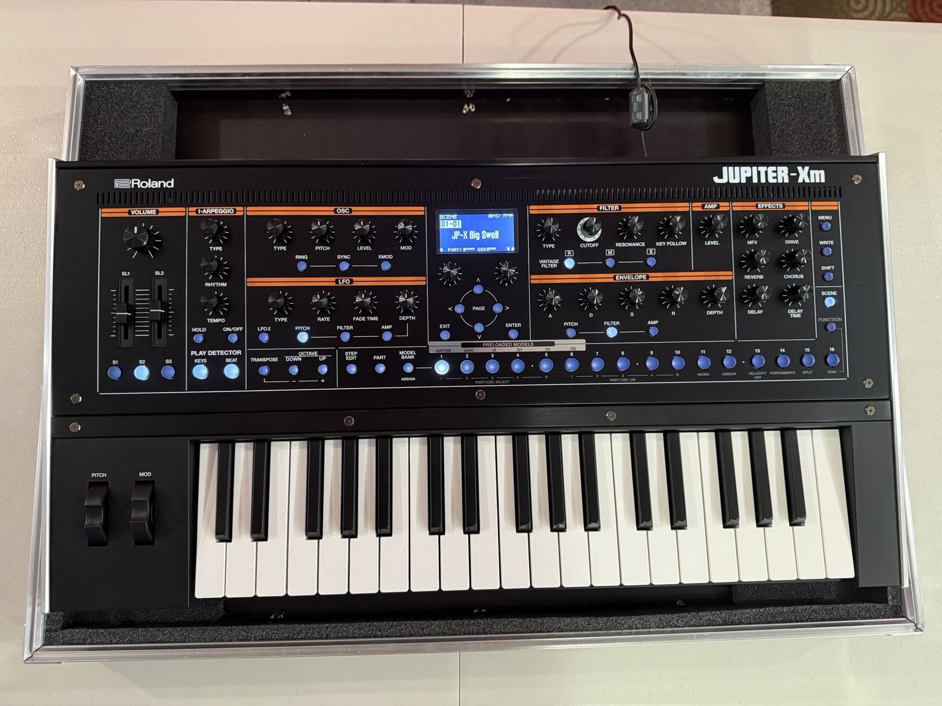 ROLAND Jupiter-Xm and Case ++