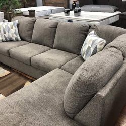 Dalhart Charcoal & Hickory RAF Sectional / couch / Living room set