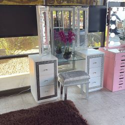 Display* Beautiful White Vanity With Lights, Bluetooth And Speakers 