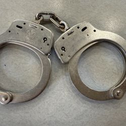VINTAGE Smith & Wesson Model M-100 Nickel Plated HANDCUFFS Made in U.S.A.-NO KEY