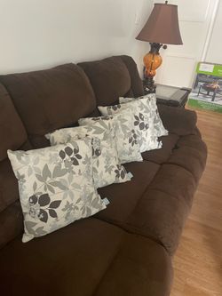 Floral pattern throw pillows