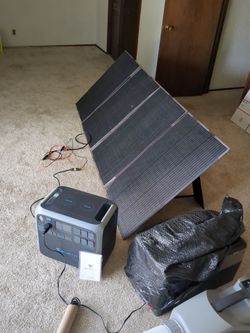 Solar generator w/ solar panels