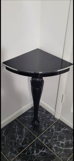 single-leg corner table in black