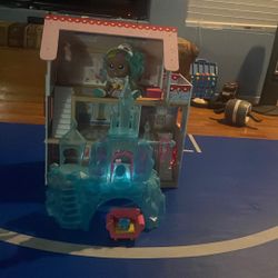 Awesome Little Girls Dollhouse Frozen Ice House That Still Lights Up Girls Doll Chair 