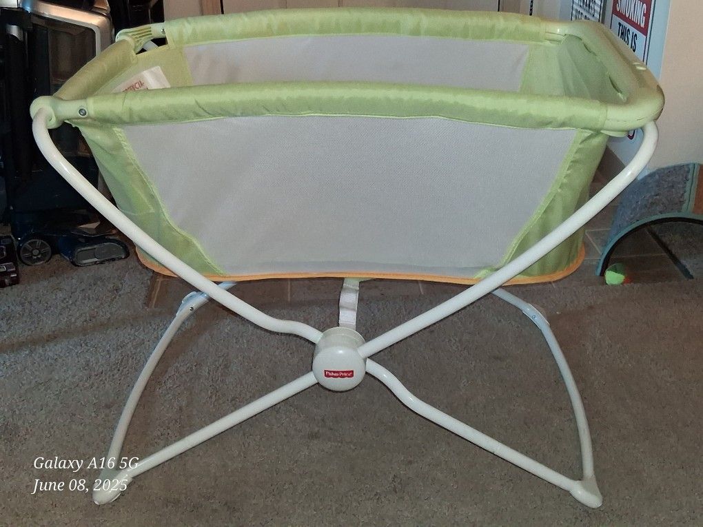 Fisher-Price Baby Bassinet/cradle