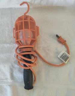 Electric Plastic Utility Light. Six feet, 18 Gauge, 75 Watt, 125V. Good Condition. Tested.