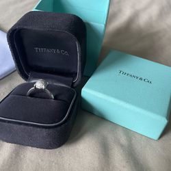 Tiffany Ring 18 K White Gold Size 6 with Diamond.s Paloma's Sugar Stacks Model. Like New. Tiffany Store Price Today 4,494. Doral Área Miami. 