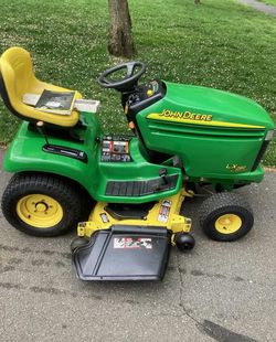 John Deere  LX280 AWS lawn tractor