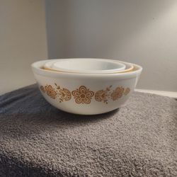Pyrex Vintage Three-Piece Mixing Bowls In Butterfly Gold 