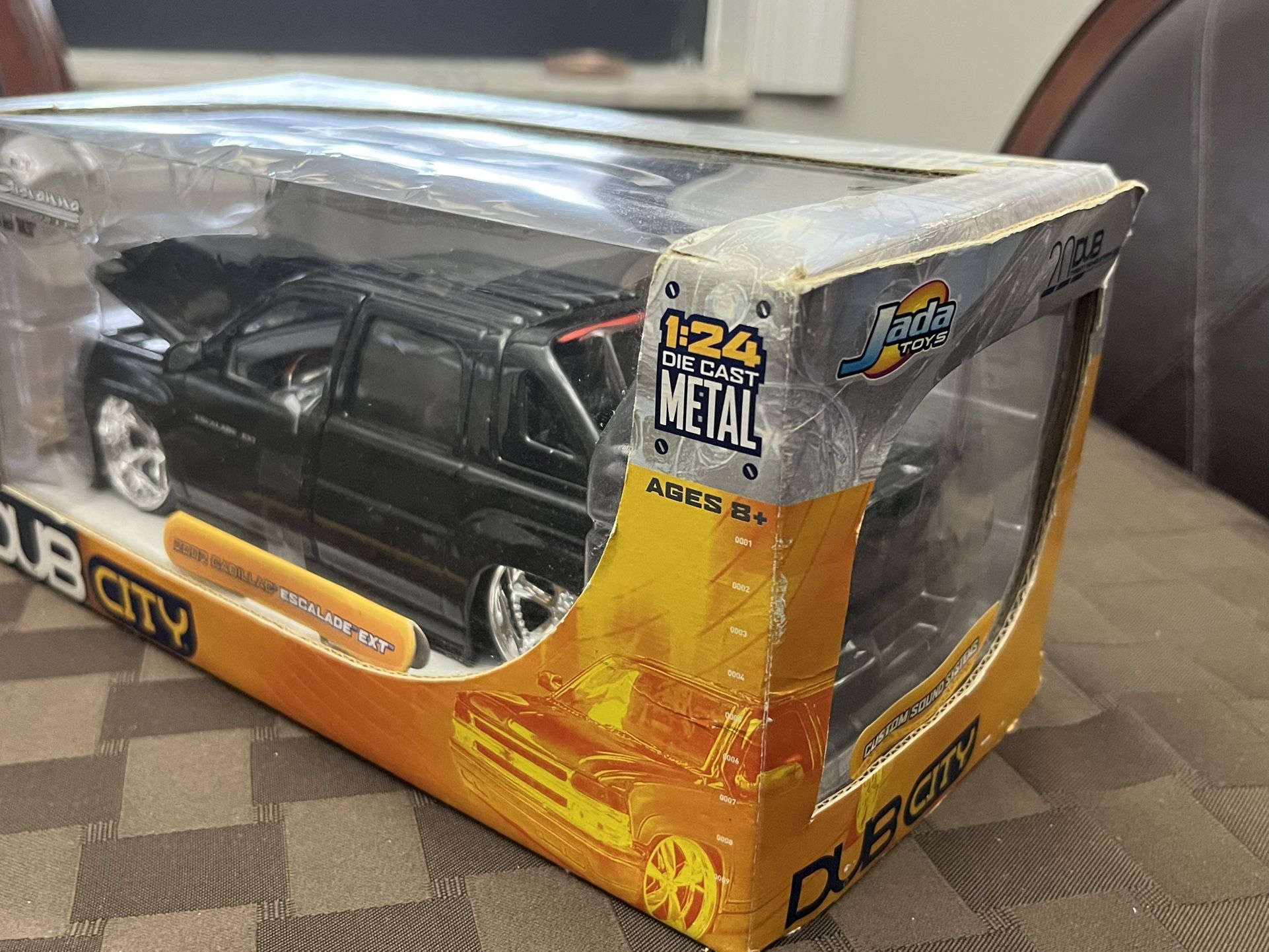 JADA DUB CITY BLACK CADILLAC ESCALADE, 2002, 1:18 scale die