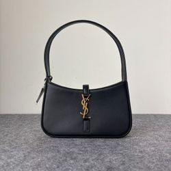 Chic Black Shoulder Bag with Gold Hardware – Timeless & Elegant