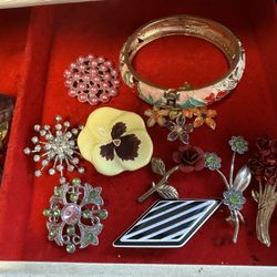 Vintage jewelry box full of jewelry