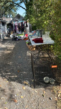 Pet cage with food/water dishes