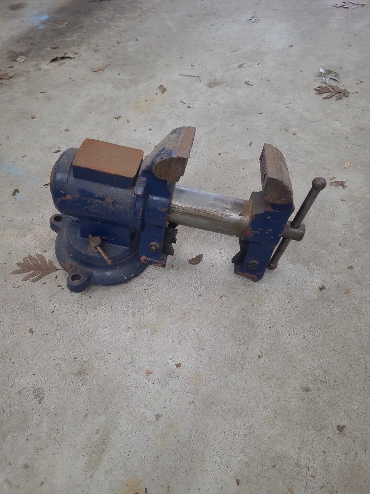 Vice.  5" Jaws.  Lower Pipe Grip