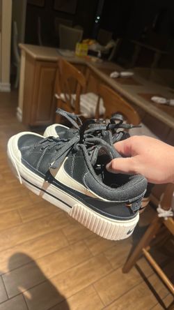 Women’s Nike Sneakers Size 8.5
